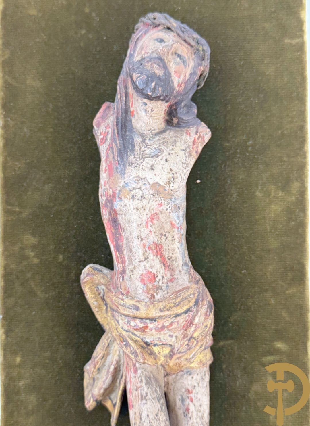 Twee houtgesculpteerde en gepolychromeerde corpussen, 18e