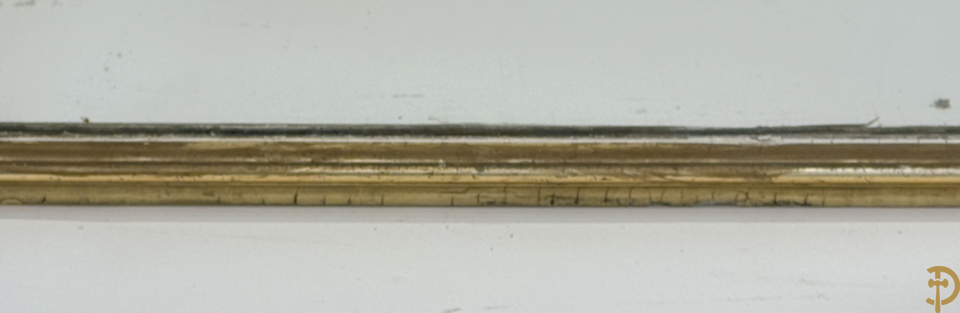 Grote vergulde hall spiegel bezet met troffee van cupido