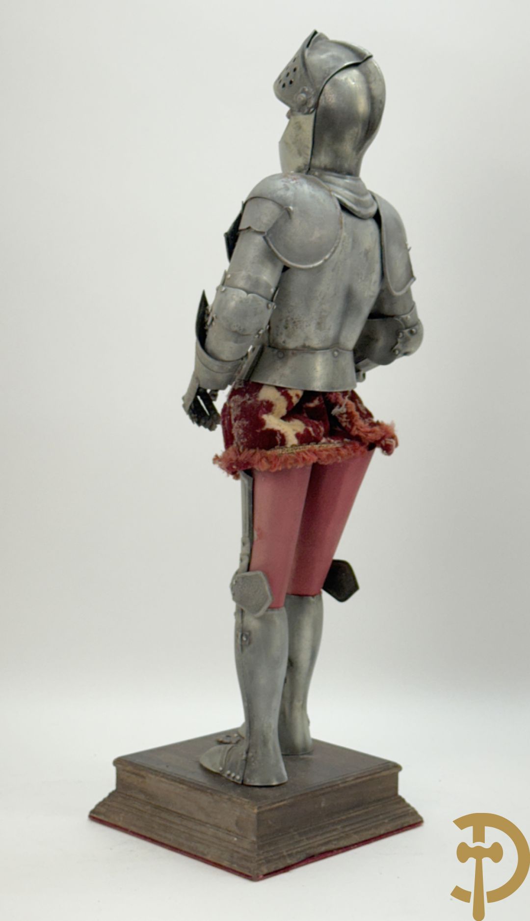 Miniatuur harnas met terra cotta hoofdje in helm op houten voet