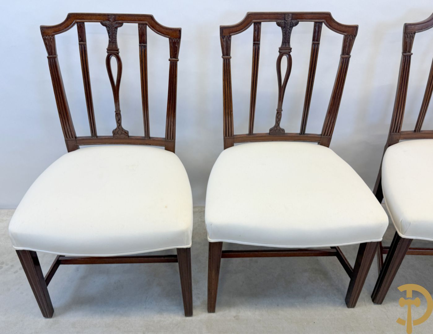 Acht mahoniehouten stoelen met sierlijke motieven in de rug, Georgian Engelse stijl