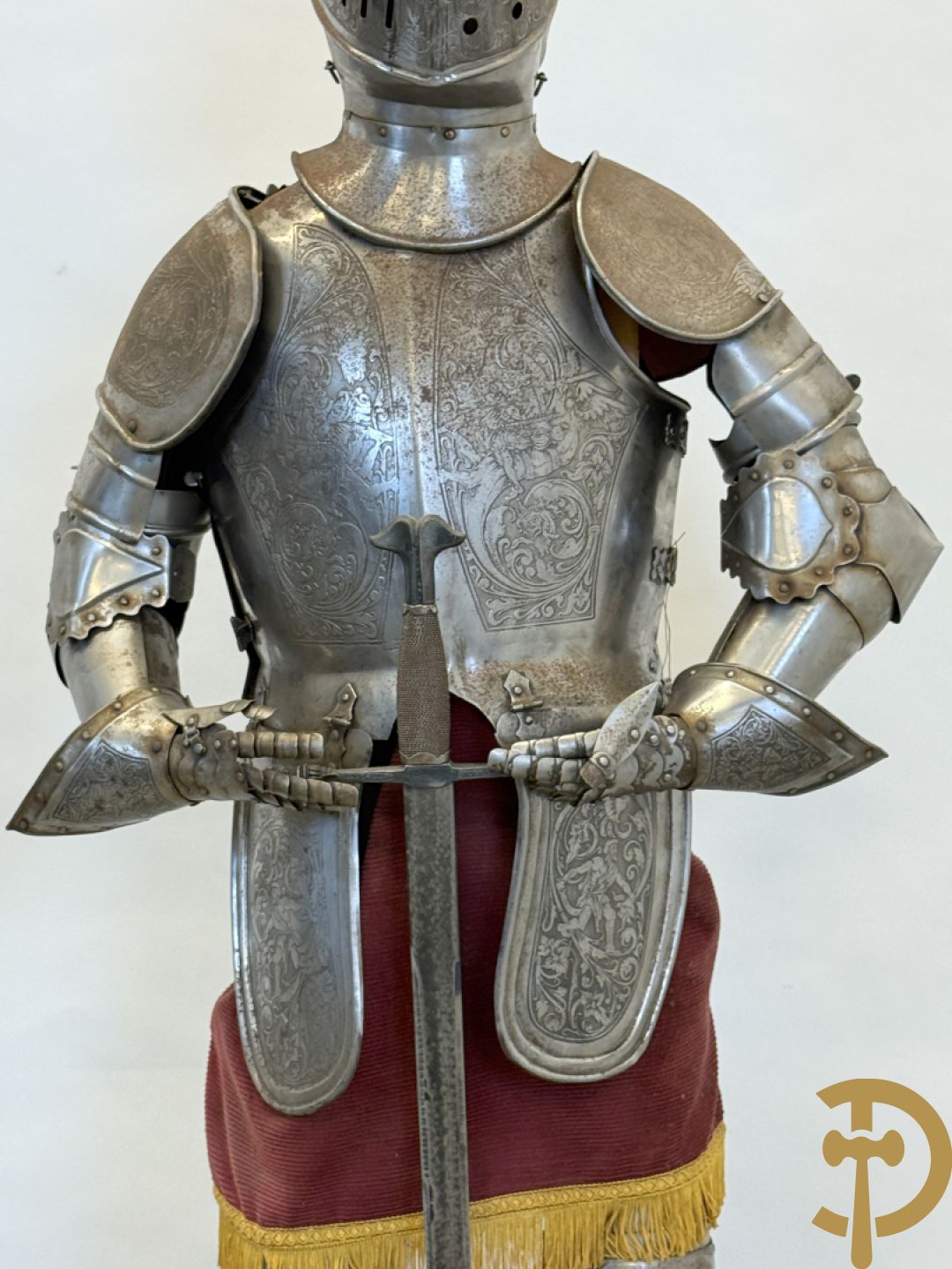 Paar ijzeren decoratieve harnassen ridderuitrusting met geciseleerde motieven op de elementen, met zwaard en ridderhelm - op statief - vermoedelijk Spaans 1930-1940