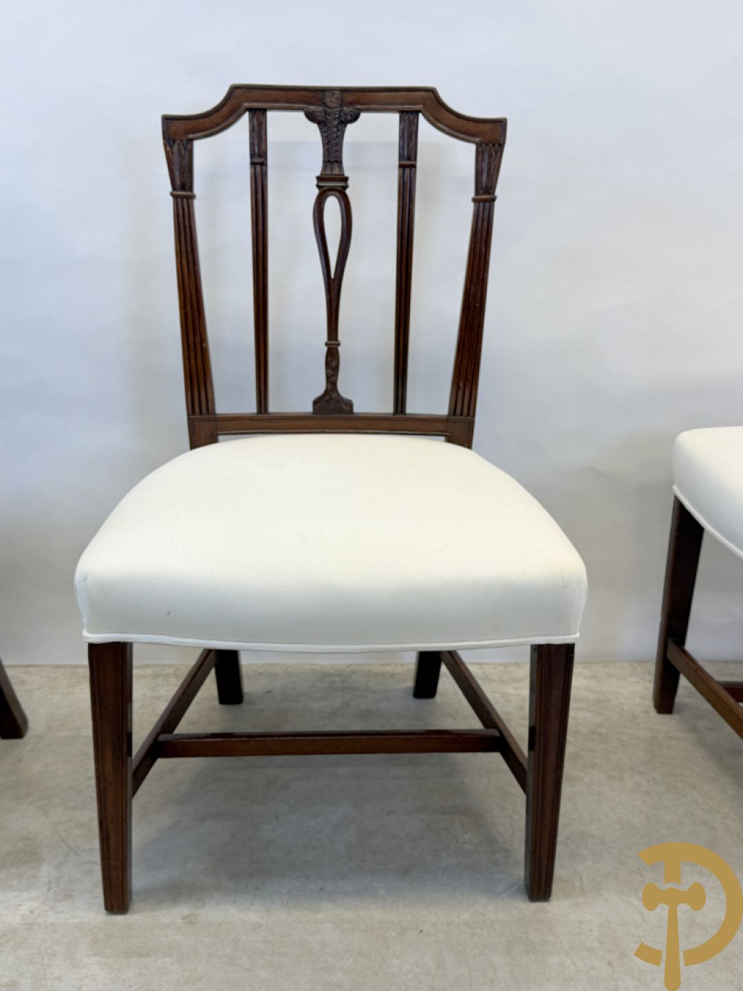 Acht mahoniehouten stoelen met sierlijke motieven in de rug, Georgian Engelse stijl