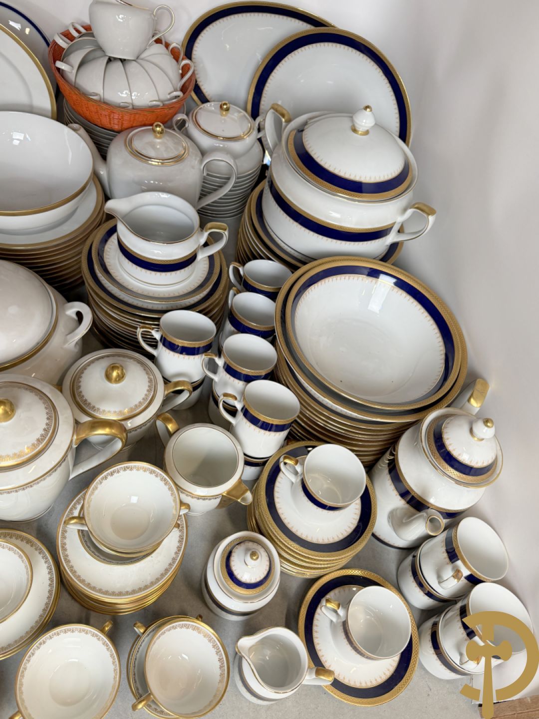 Wit porseleinen servies met vergulde rand, Eschenbach Germany + porseleinen servies met blauwe rand, Winterling Kirchenlamitz Bavaria