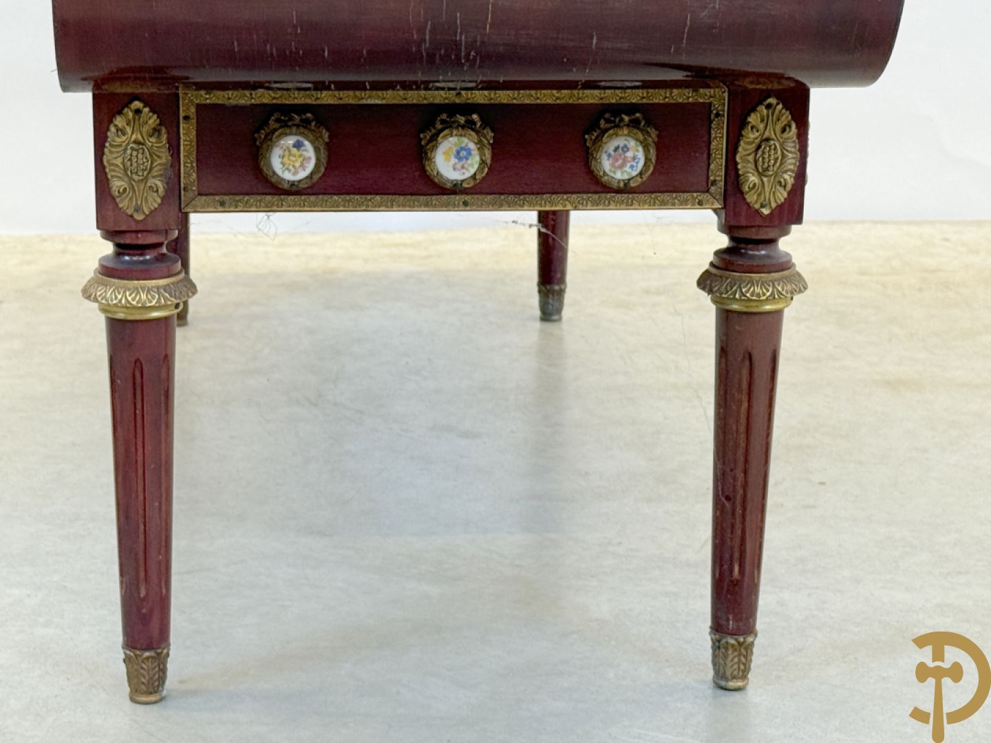 Banquette met ingebouwd bijzettafeltje bezet met porseleinen plakkettes op gecanneleerde poten