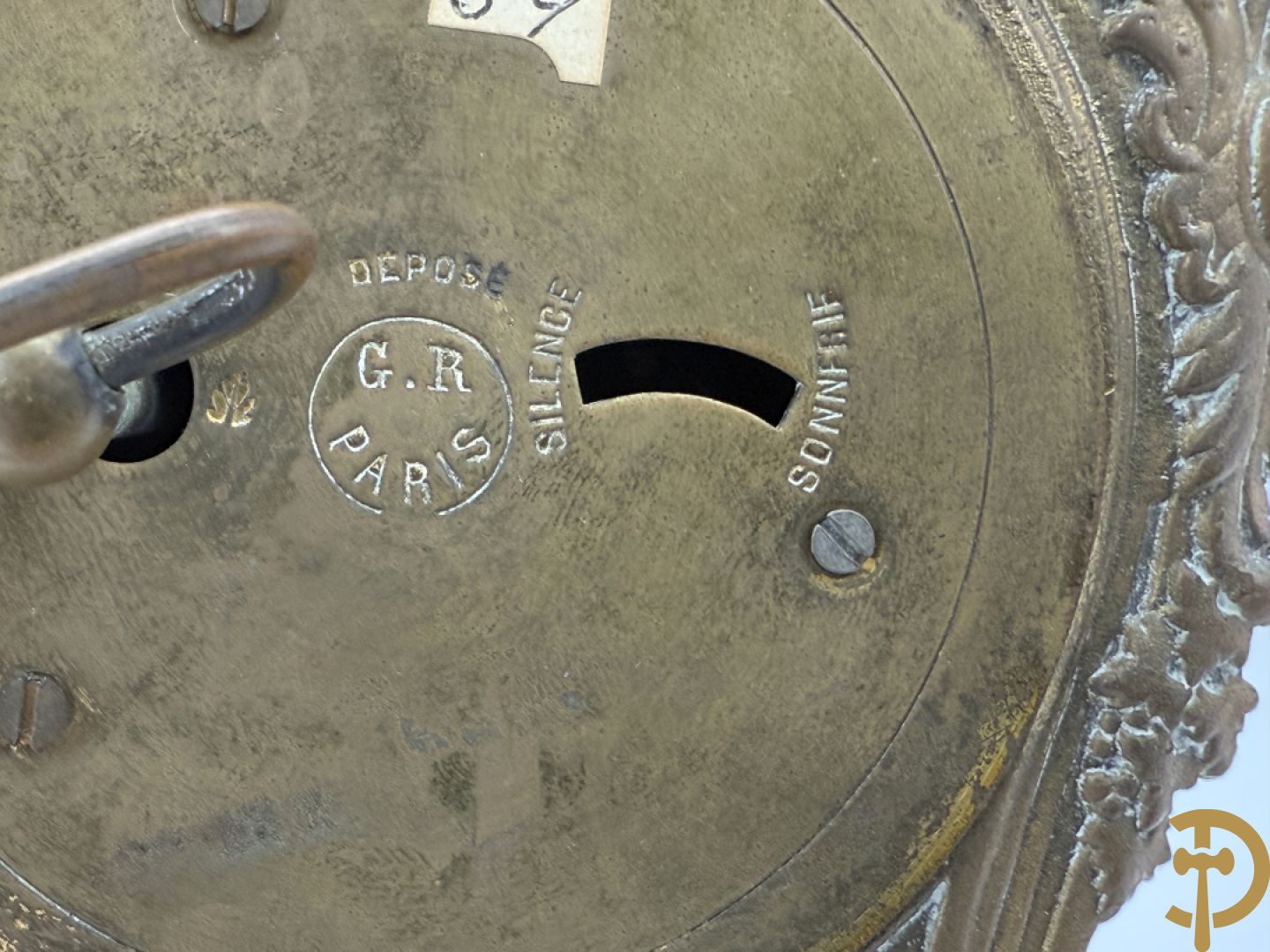 Zes miniatuurklokjes w.o. cupido houdende een pendule, marmeren kapelklokje, 2 reiswekkers, Napoleon III pendule in koper en zamak klokje