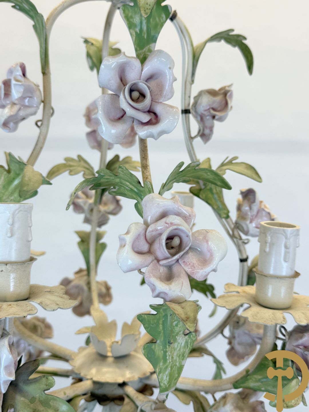 Italiaanse beschilderde smeedijzeren luchter met 4 lichtpunten, bezet met porseleinen bloemmetjes +2 bijhorende applieken