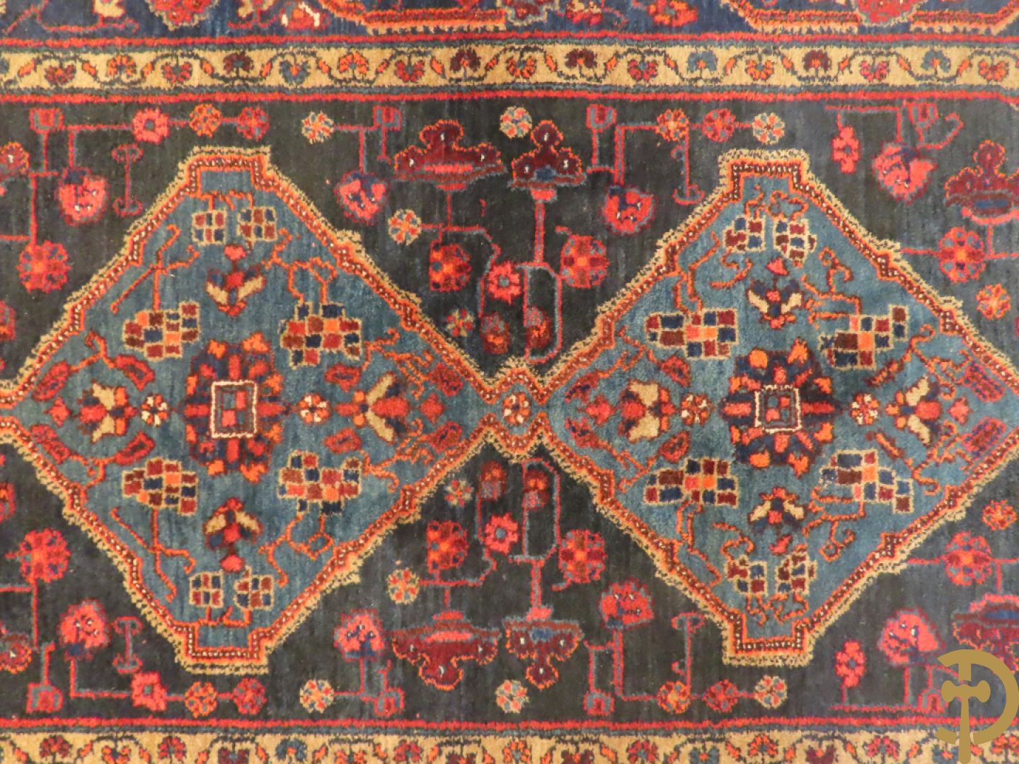 Oosterse handgeknoopt tapijt met geometrische motieven op blauwe fond Malayer + Oosters handgeknoopt tapijt met bloemenpatronen rode fond Kashkay