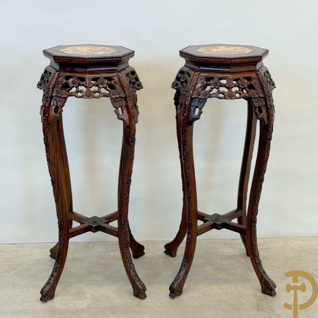 Paar hoge achthoekige Chinese sokkels met bloemensculptuur