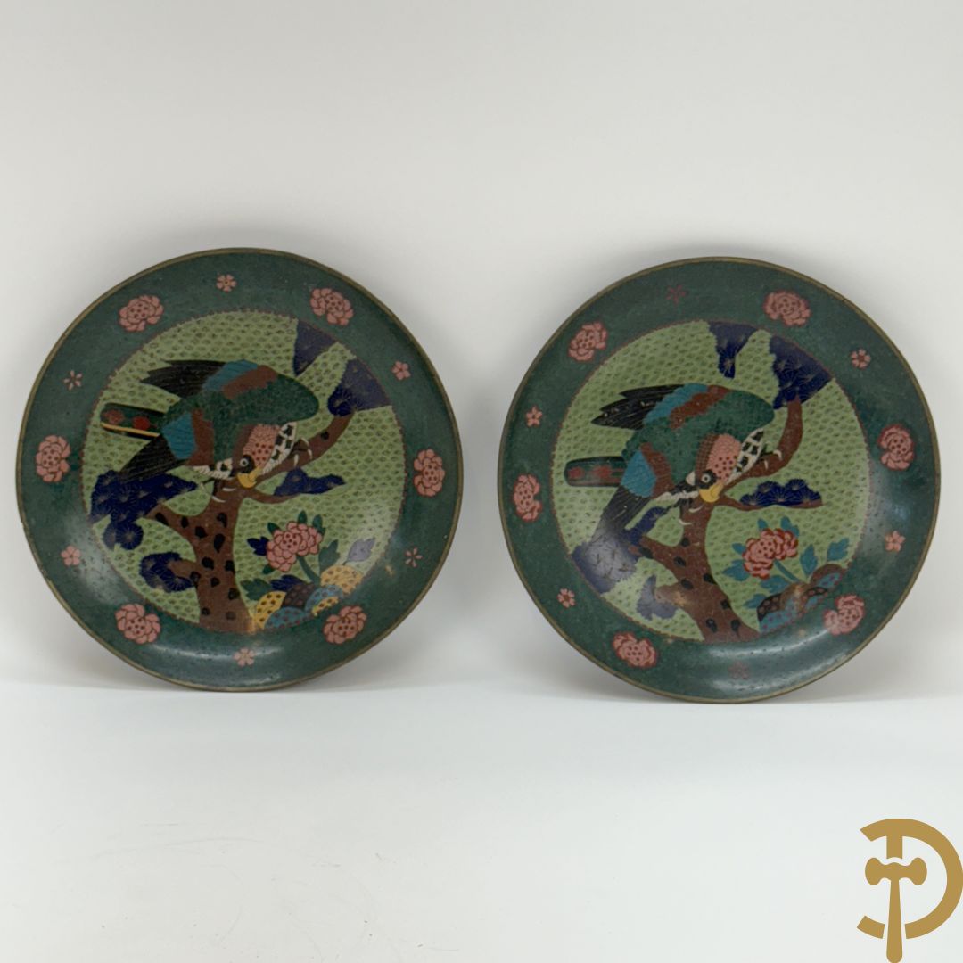 Twee cloisoné borden met vogel- en bloemendercor