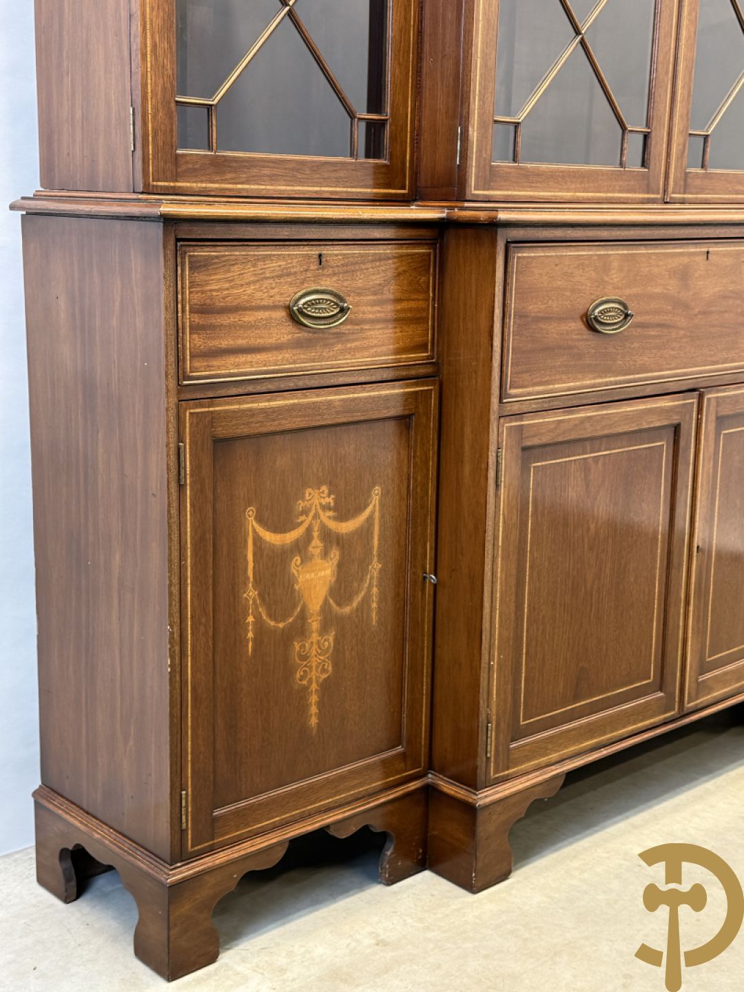 Notelaren Engelse stijl breakfront met ingebouwde secretaire, bovenaan met vitrine en decor van amfoorvazen op de deuren