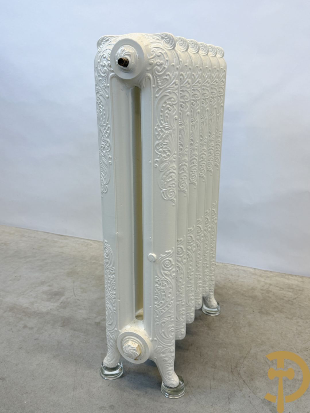 Gietijzeren Art Nouveau stijl radiator met 6 elementen op glazen pootjes - met bijhorende accessoires