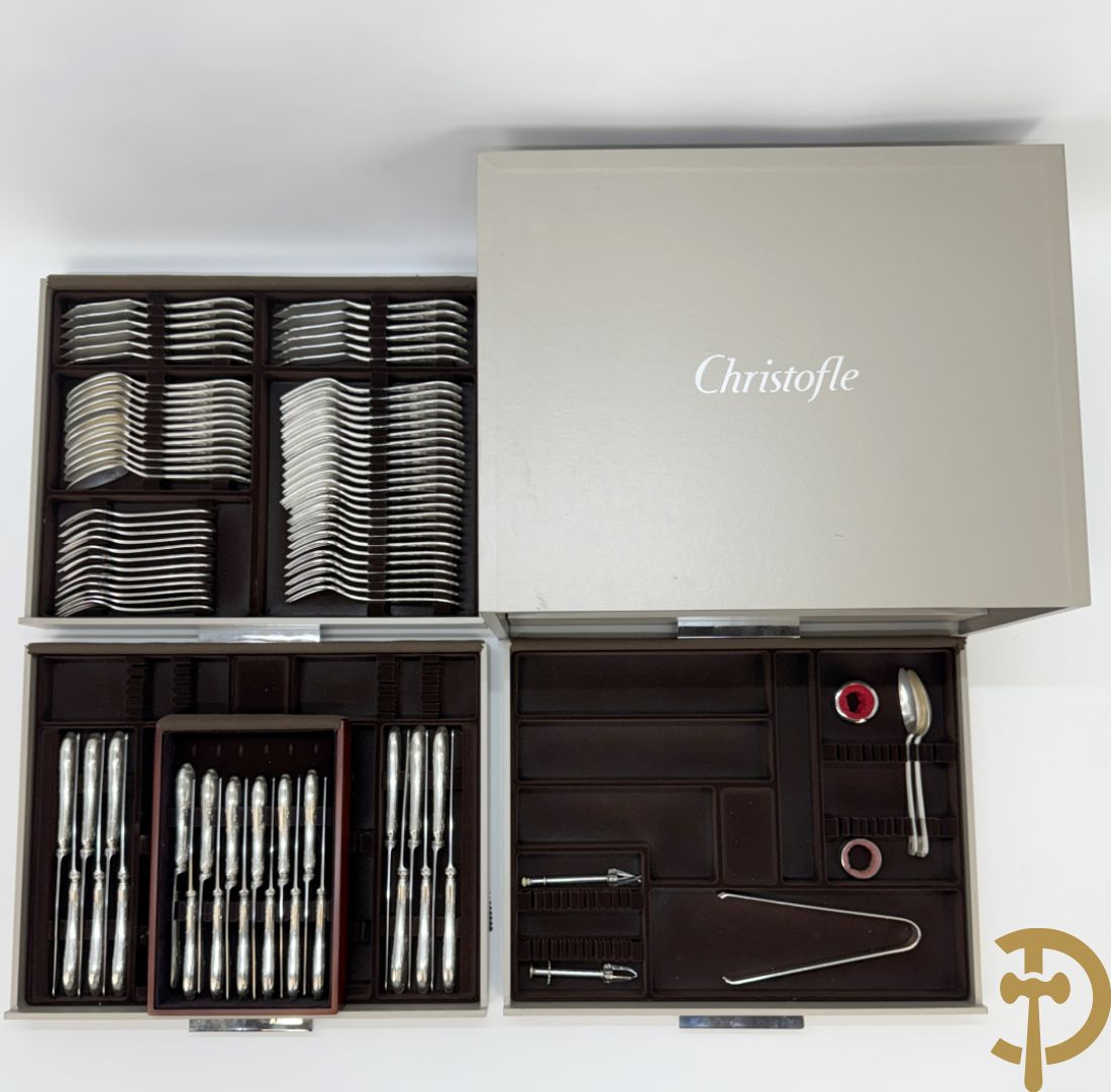 Verzilverd bestek bestaande uit 12 messen, 12 dessertlepels, 12 dessertvorken, 12 taartvorkjes, 12 dessertmessen en 12 visvorken, gemerkt Quaghebeur (Kuurne) dit alles in een in Christofle bestekkoffer ondergebracht