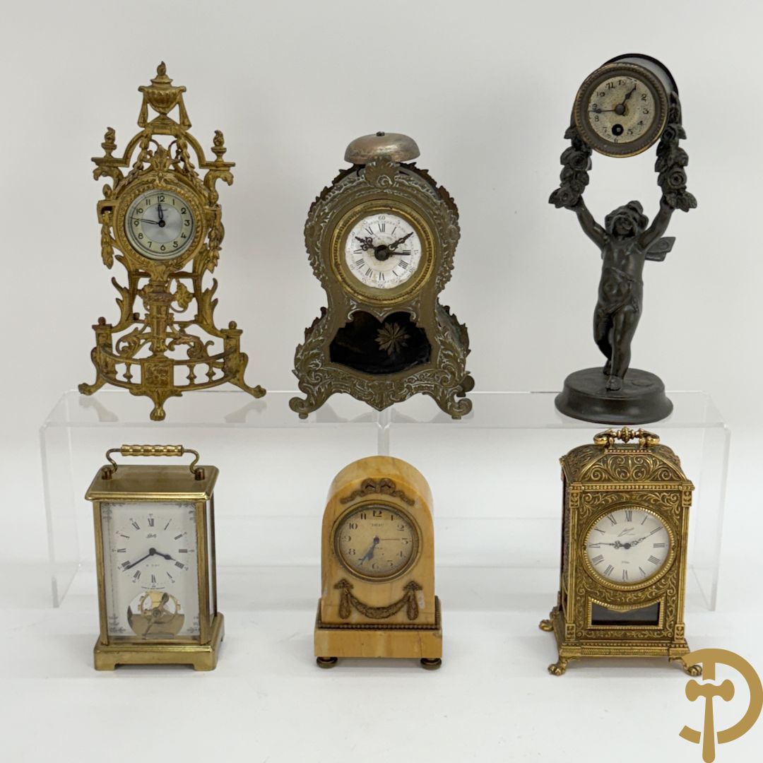 Zes miniatuurklokjes w.o. cupido houdende een pendule, marmeren kapelklokje, 2 reiswekkers, Napoleon III pendule in koper en zamak klokje