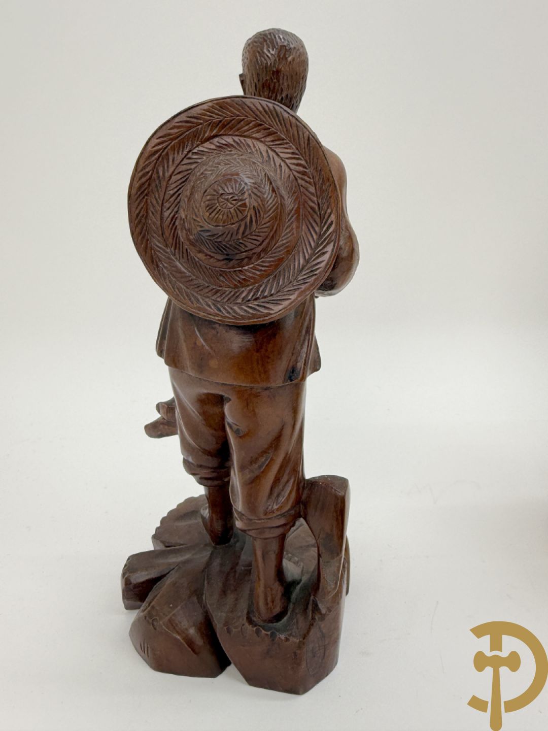 Tien houtgesculpteerde boedhistische figuren waarvan enkele verguld