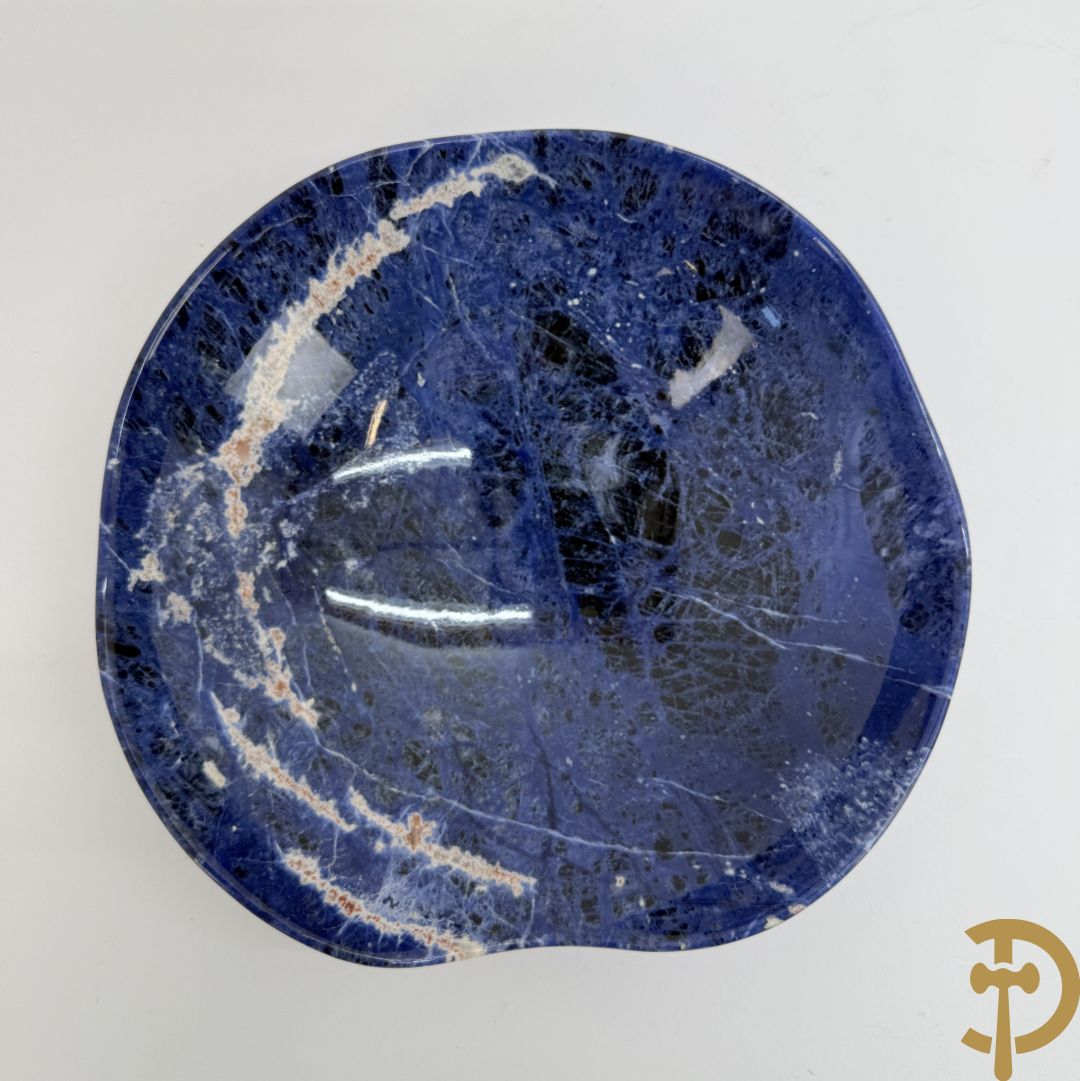 Wolf Helmut (getekend onderaan) Gepolierde schaal/bowl van blauw/wit sodaliet met golvende rand onder getekend WOLF H. (Steinbildhauer, Edelsteingestalter, aus Kirschweiler, Idar-Oberstein),