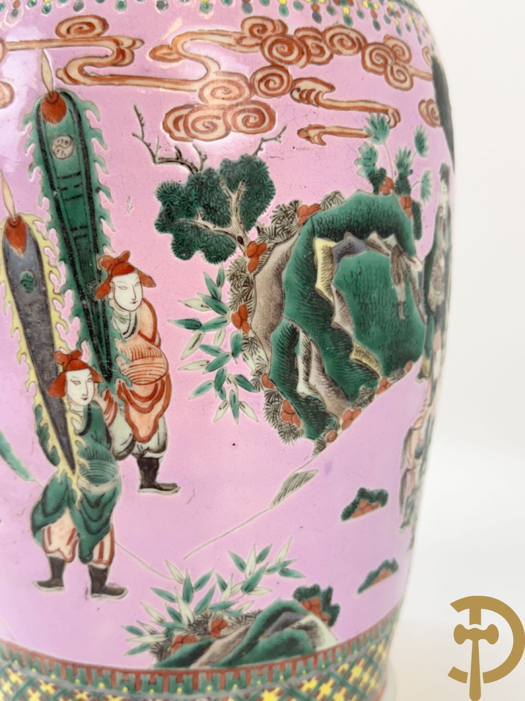 Chinese porseleinen meerkleurige vaas met decor van wijsgeren in landschap