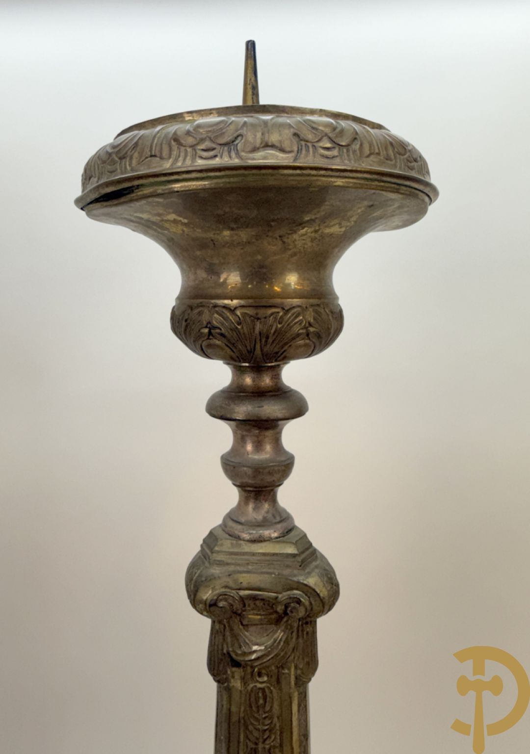 Religieuse kerkkandelaar met afbeeldingen aan de voet