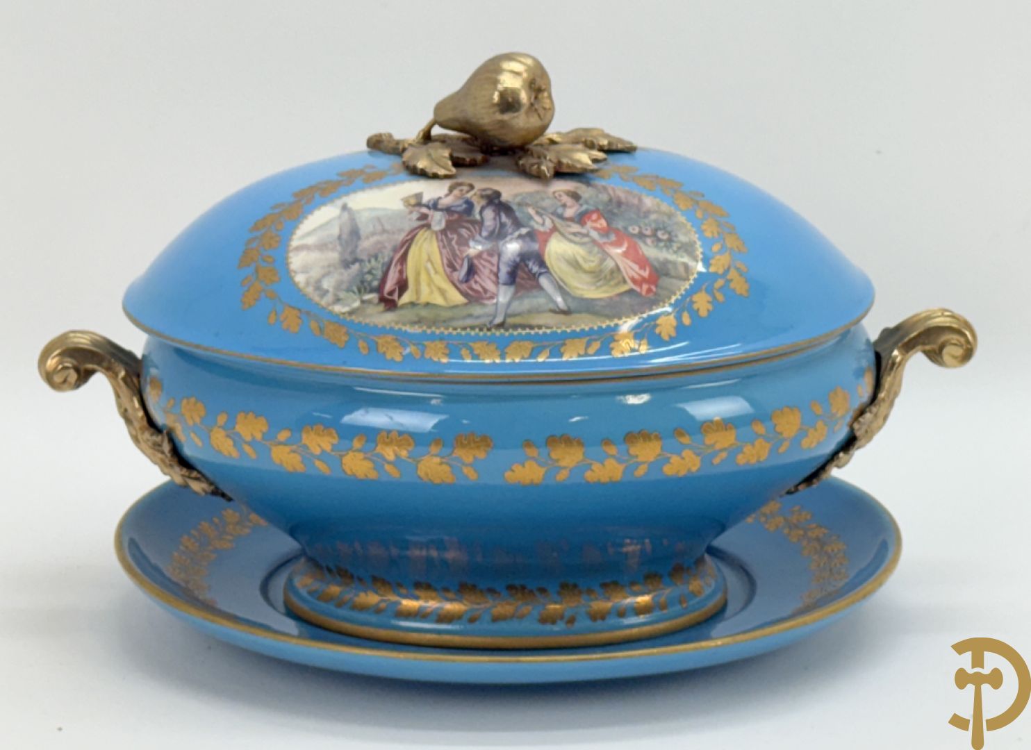 Hemelsblauwe dekselcoupe met decor van romantisch tafereel en bronzen ornamenten op onderschaal, ACF gemerkt