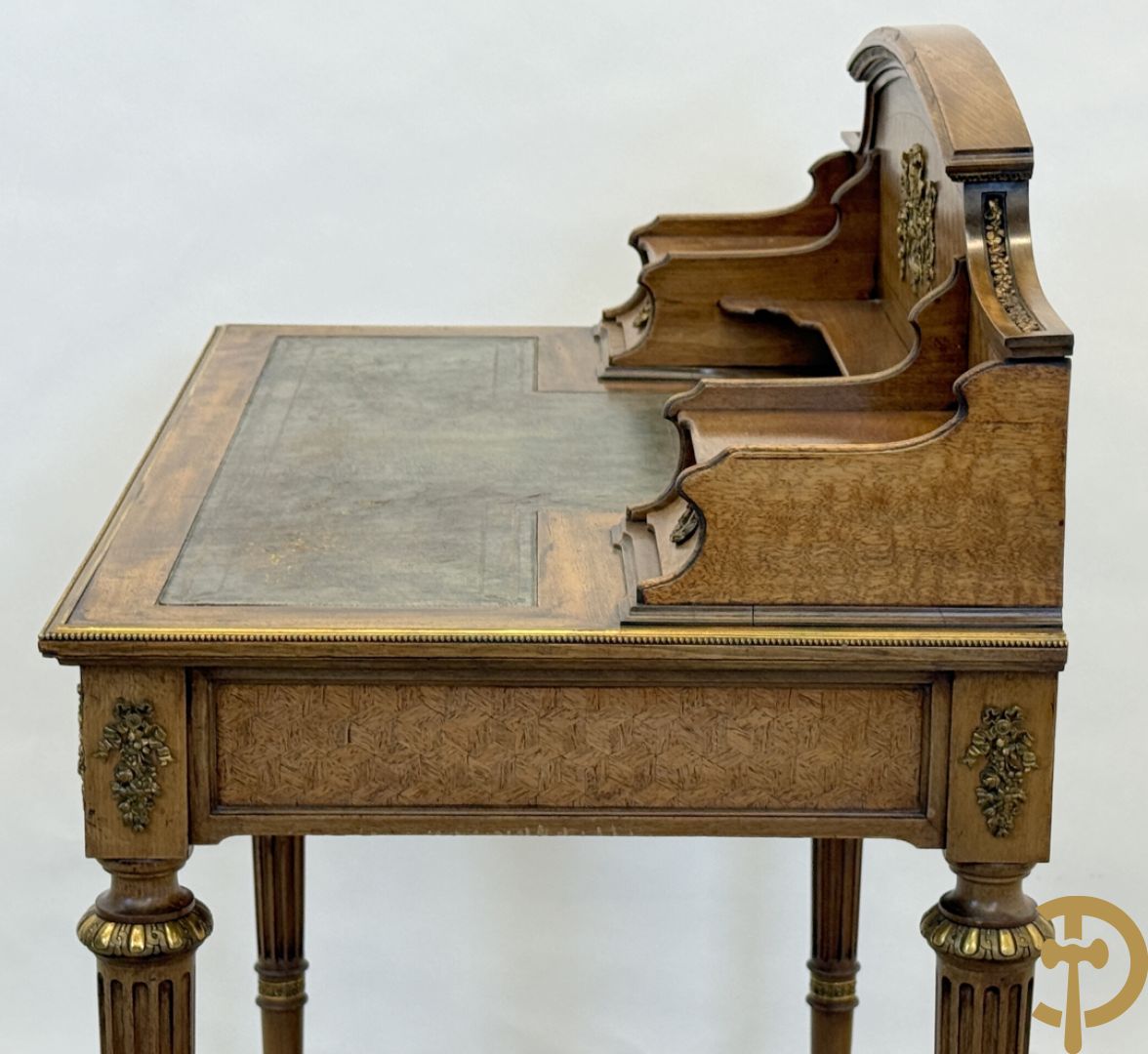 Frans notelaren damesschrijfbureel met marketterie, bronsbeslag, lederen blad, grote lade onderaan en 2 kleine lades boven, 19e