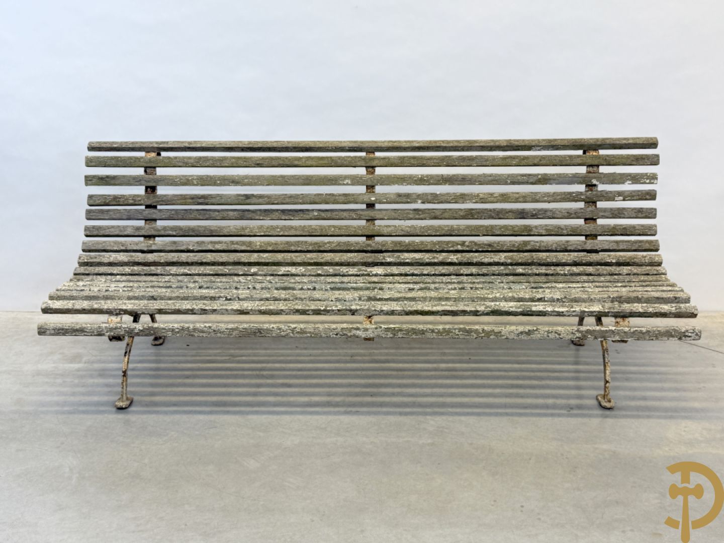 Tuinbank met houten latjes op ijzeren chassis