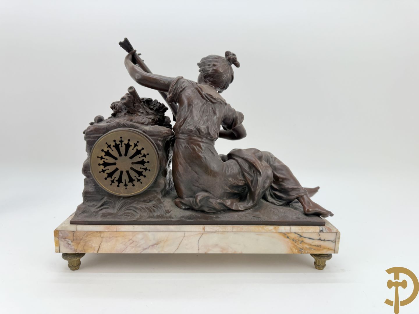 Driedelige zamak garnituur bestaande uit pendule 