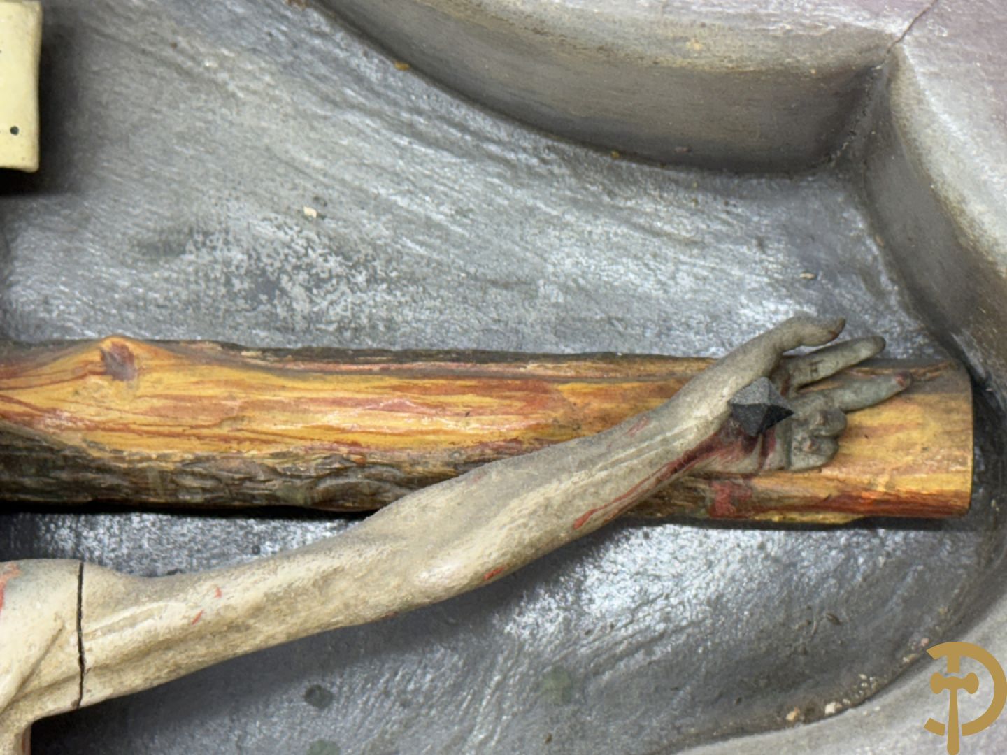 Houtgesculpteerde en gepolychromeerde Christus aan het kruis in openklapbaar gespolychromeerd kastje