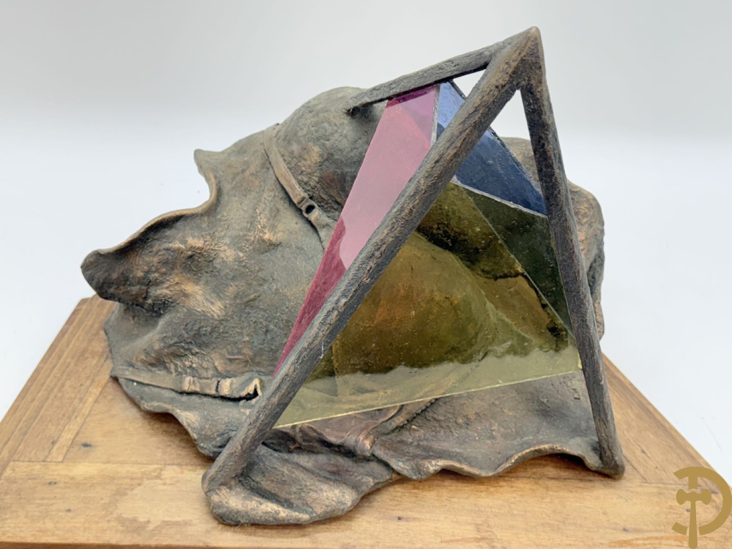 LAMPENS Mark - L.M. gemonogrammeerd Surrealistisch beeld van een damesbuste onder piramide