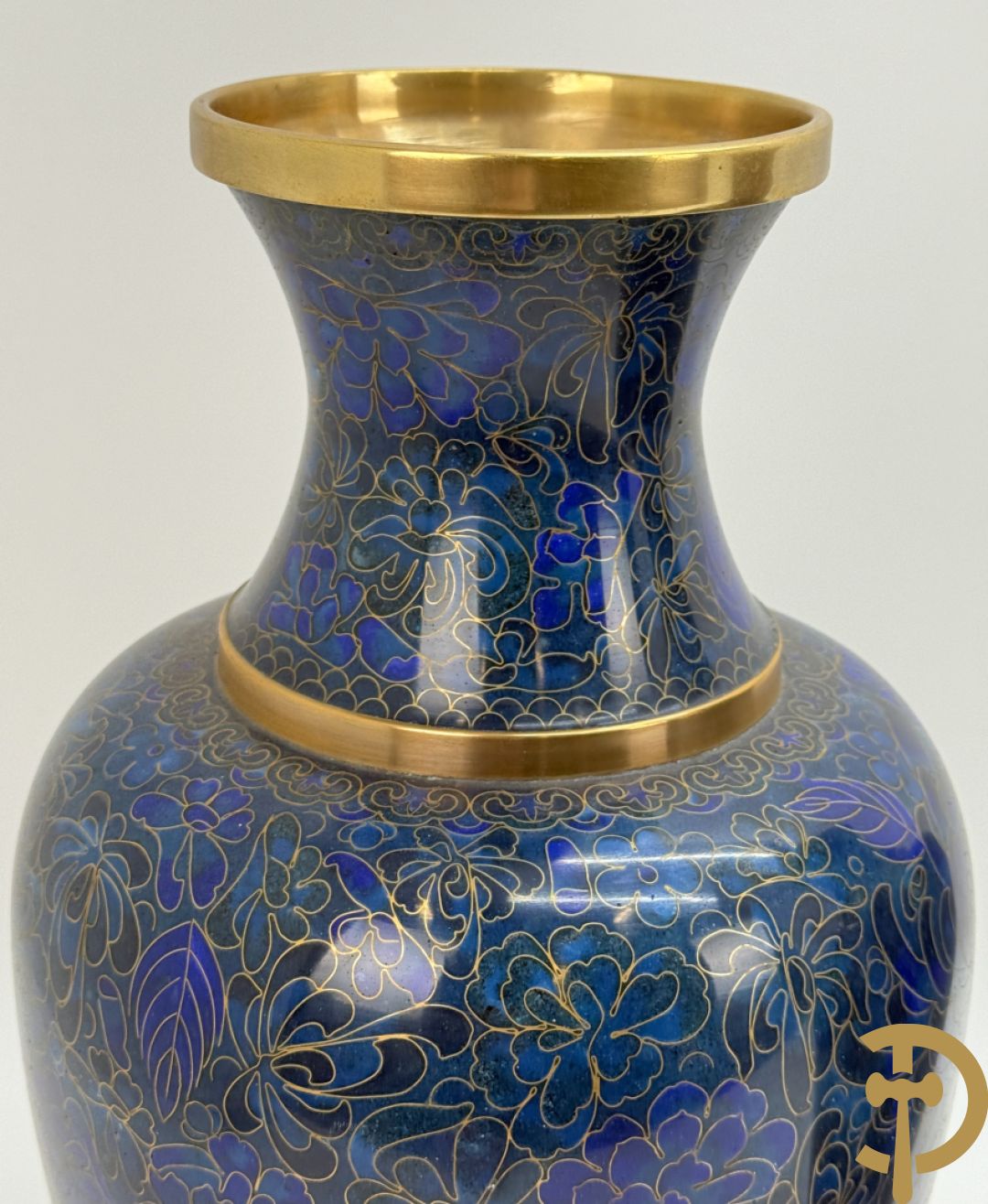 Paar blauwe cloisoné vazen met bloemendecor