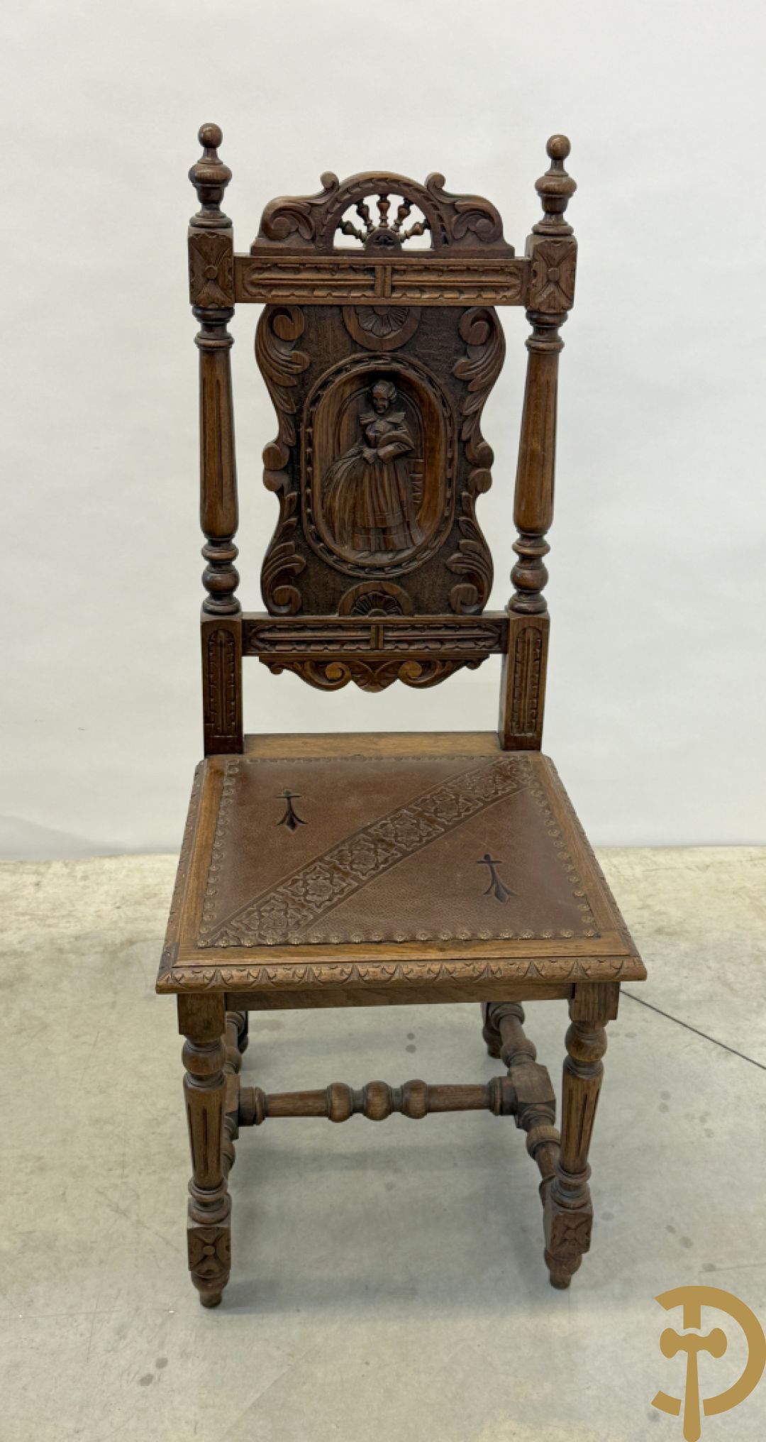 Massief eiken Bretoense eetkamer bestaande uit buffet met 3 deuren boven, 2 deuren onder, lades midden en gesculpteerde geanimeerde scènes + desserte + uittrekbare tafel + 6 stoelen + extra allonge