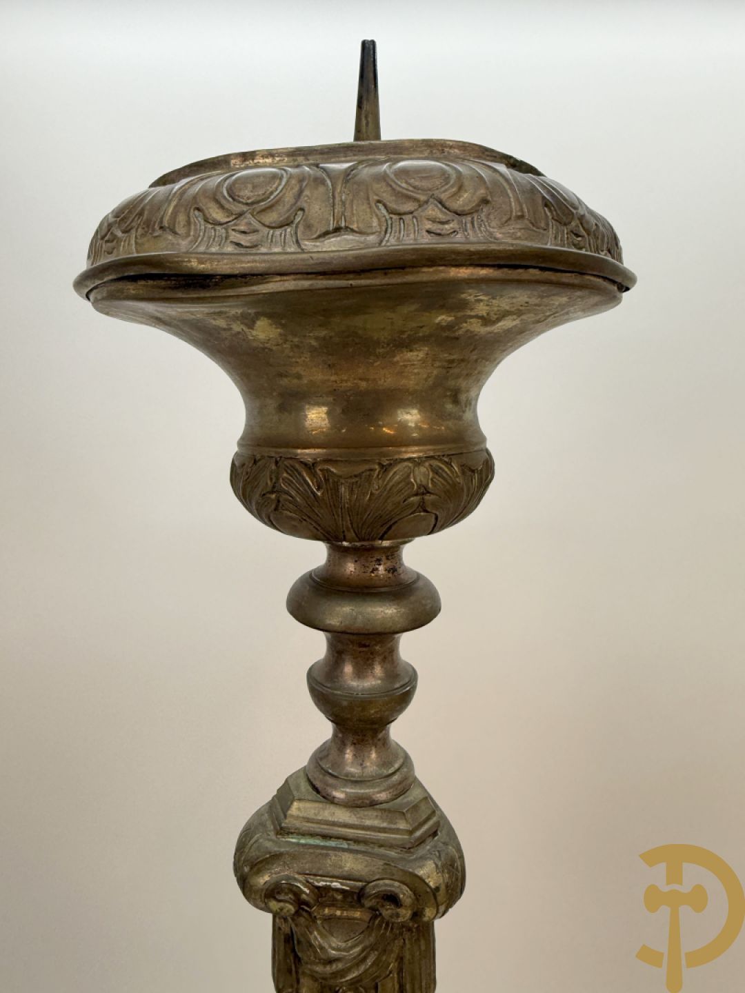 Religieuse kerkkandelaar met afbeeldingen aan de voet