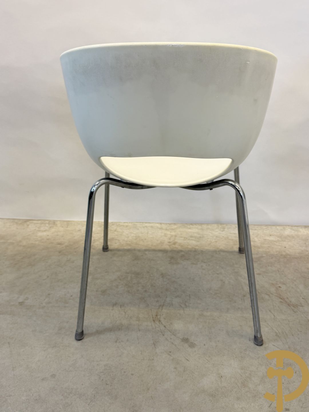 Twee witte vintage stoelen op chromé onderstel, Sintesi Orbit Large ontworpen door Cantarutti