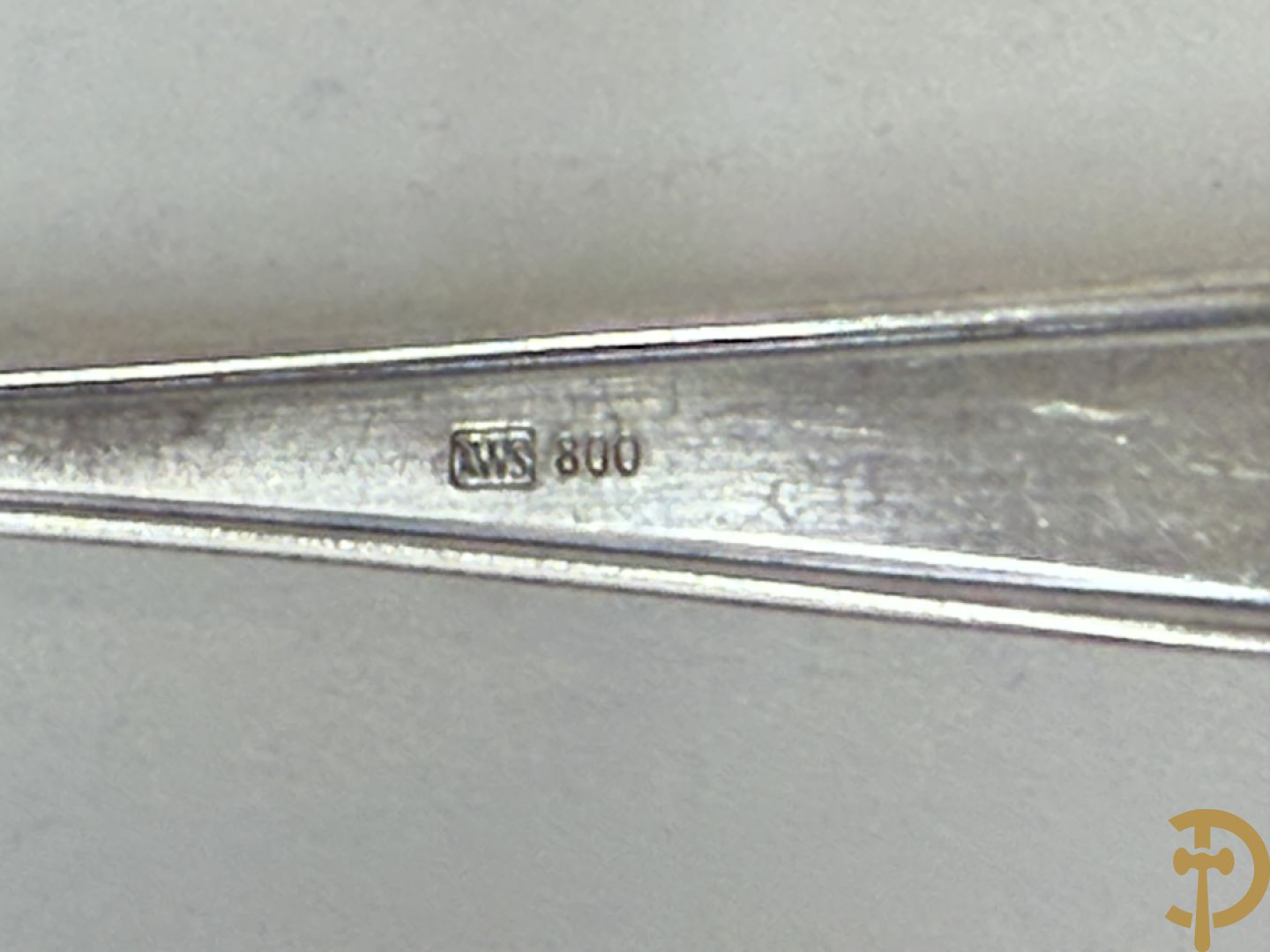 Massief zilveren bestek in koffer, gemerkt AWS 800, bestaande uit 12 vorken, 12 lepels, 12 messen, 12 dessertvorken, 12 dessertlepels, 12 dessertmessen, 12 koffielepels en 12 taartvorkjes + 12 verzilverde  visvorken en vismessen gemerkt Wello + verzilverde soepscheplepel gemerkt Wellner 90