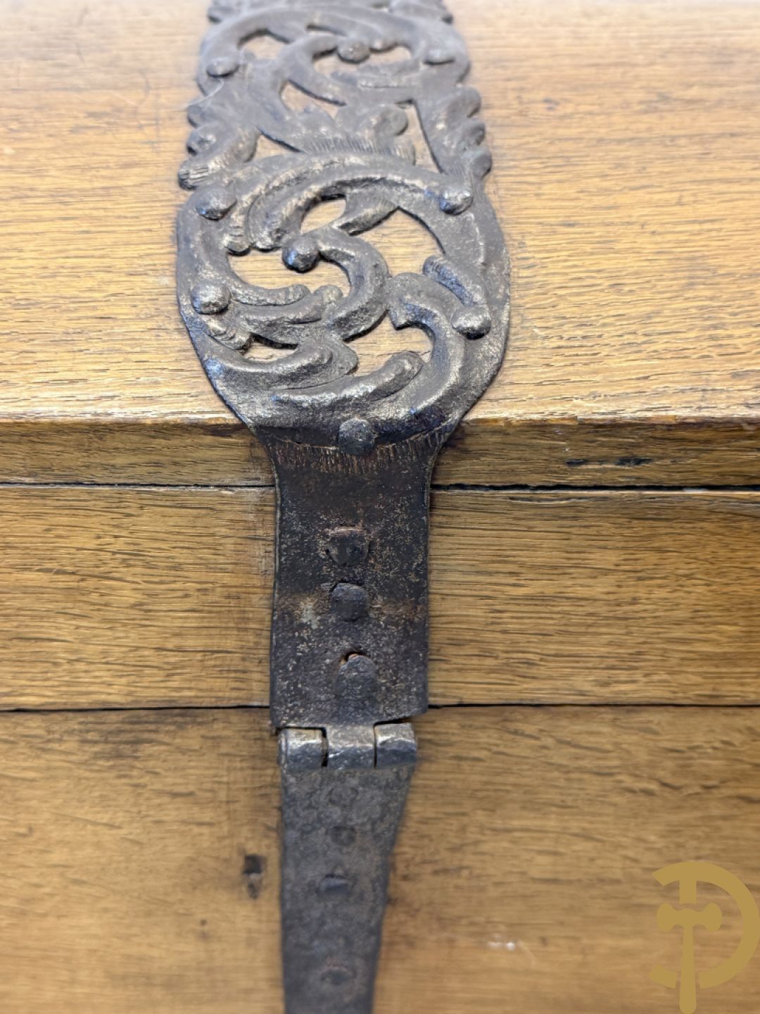 Massief eiken gebogen koffer met ijzeren handvaten en ijzerbeslag