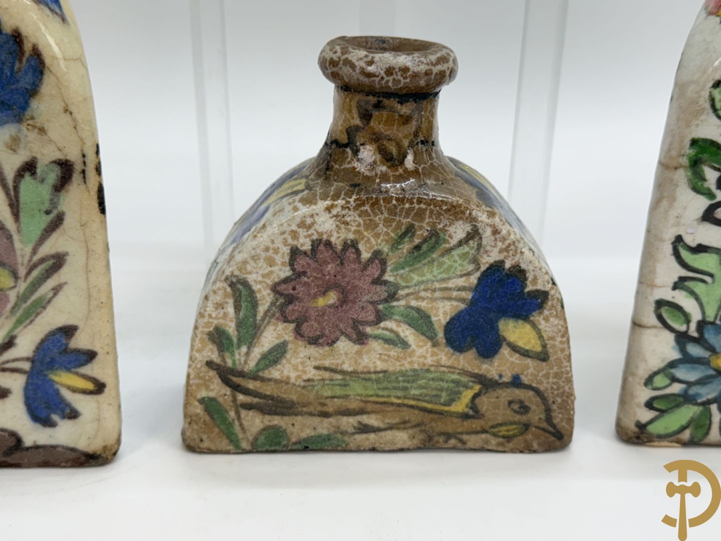 10 meerkleurige geglazuurde keramieken flesjes met decor van bloemen-en dierenmotieven, Iznik