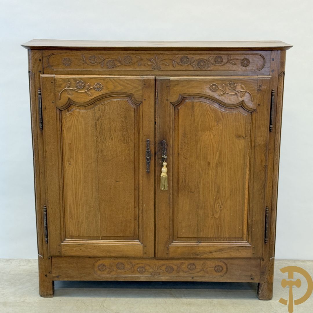 Massief eiken tweedeursdresse met gesculpteerde bloemen en afgestoken panelen in de deuren, Louis XV stijl, 19e