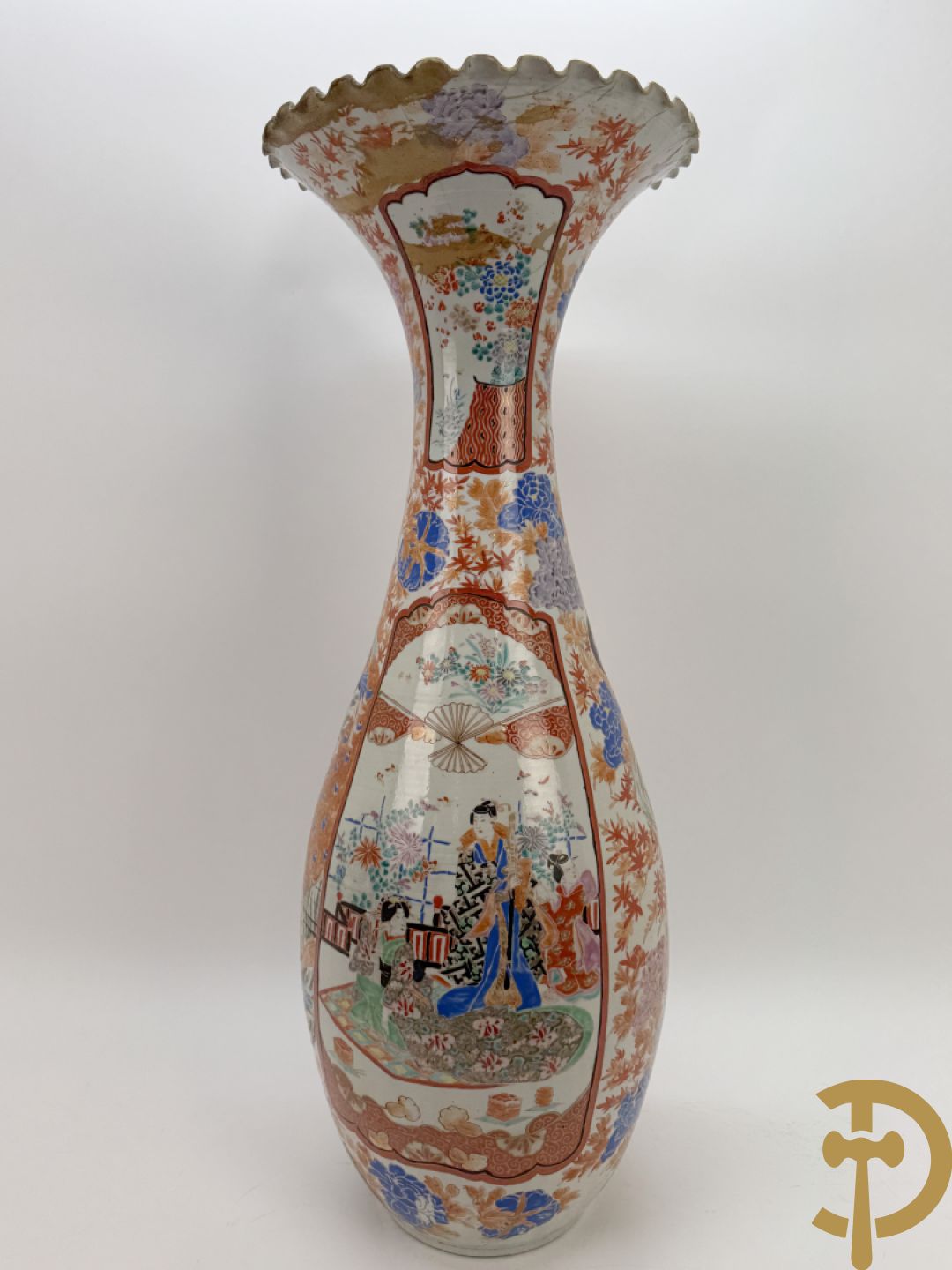 Paar Japanse porseleinen waaiervazen met bloemen en geanimeerd decor