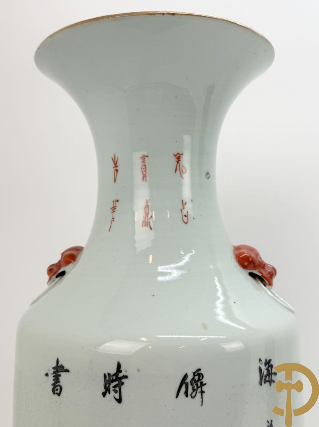 Chinese porseleinen vaas met decor van dames en hert in landschap