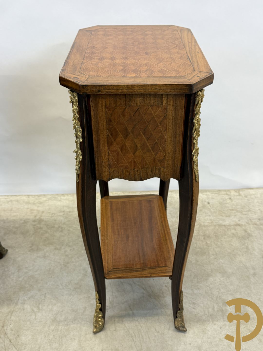 Paar notelaren bijzettafels met 2 lades en étagère, bovenaan met geparketteerd blad