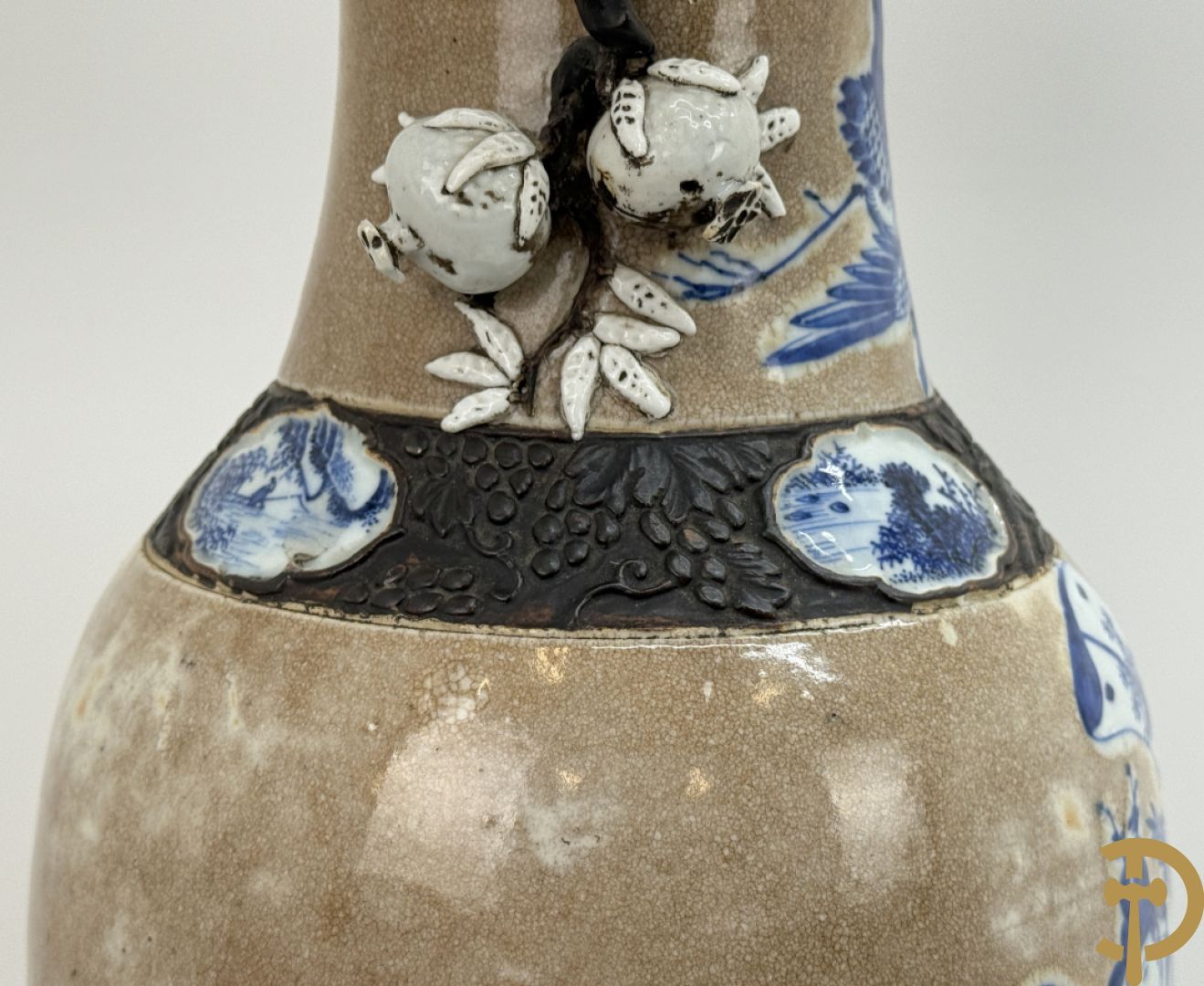 Antieke Chinese Nankin vaas met decor van wijsgeren, onderaan bezet met hert en bovenaan met pioenrozen