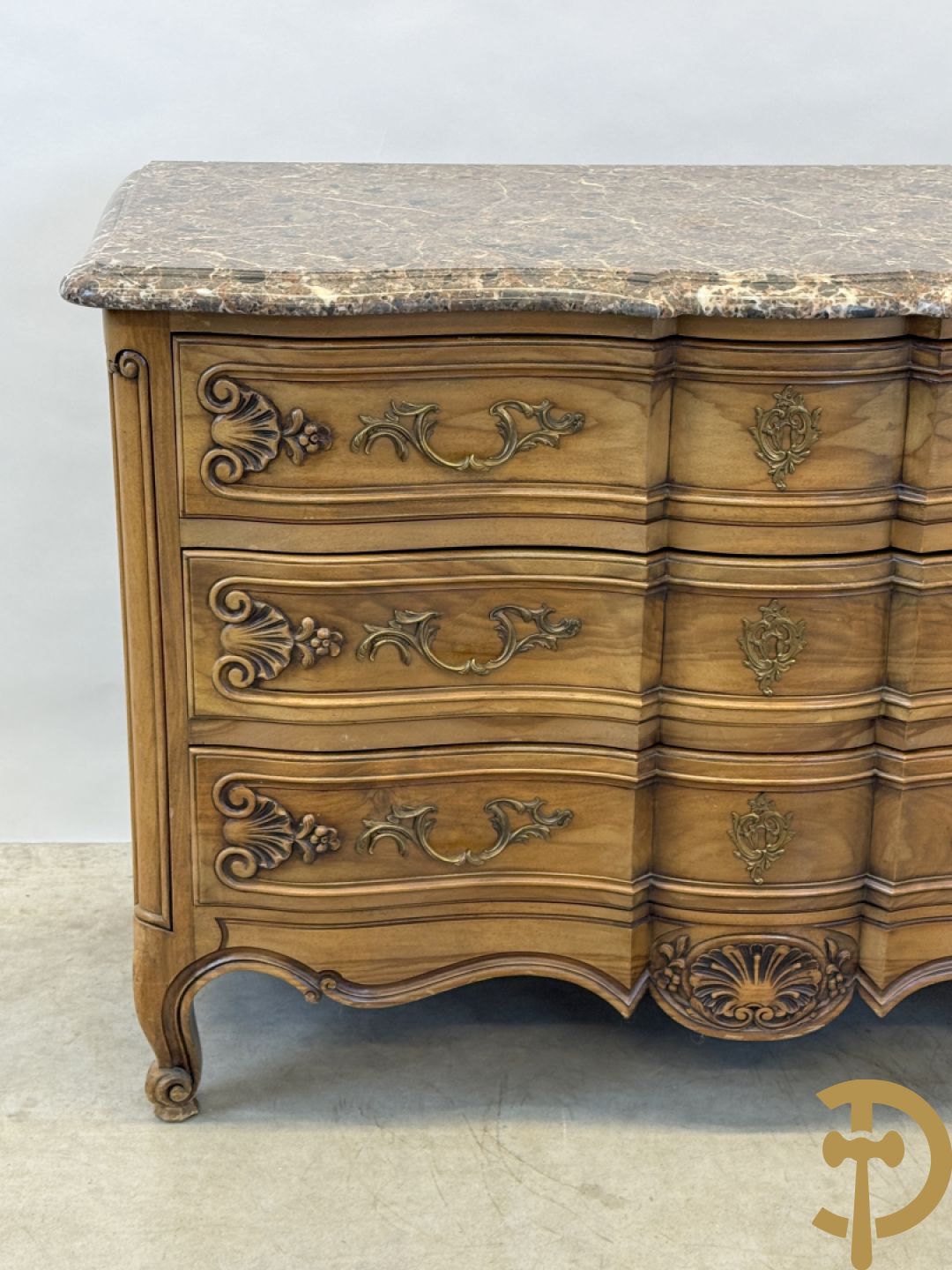 Notelaren drieladencommode met accanthusranken en rocailles, met marmeren blad, op voluutvormige poten