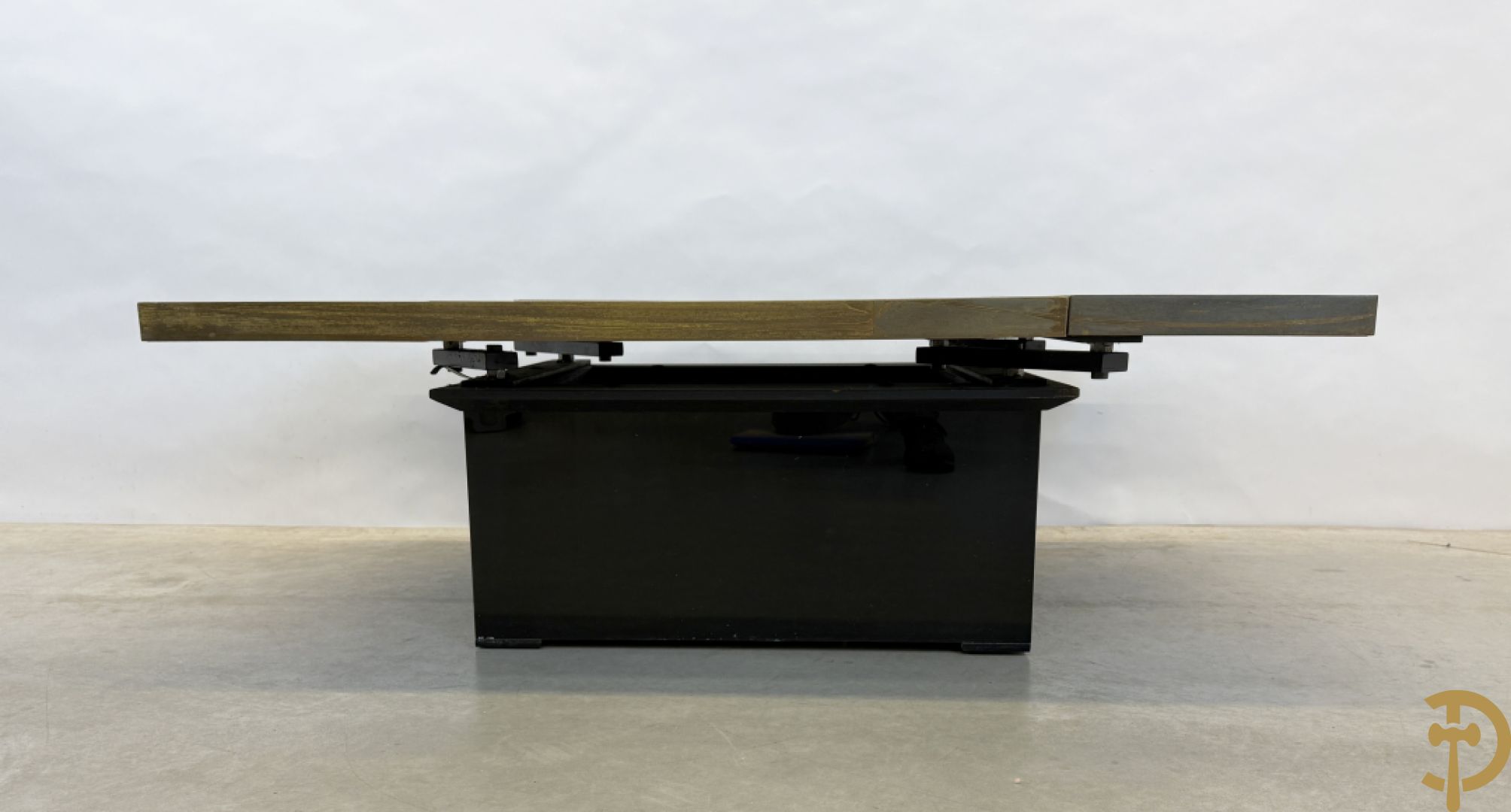 Vintage zwarte salontafel Belgo Chrom met koperomranding en open schuifbare middenpartij - centraal met bar