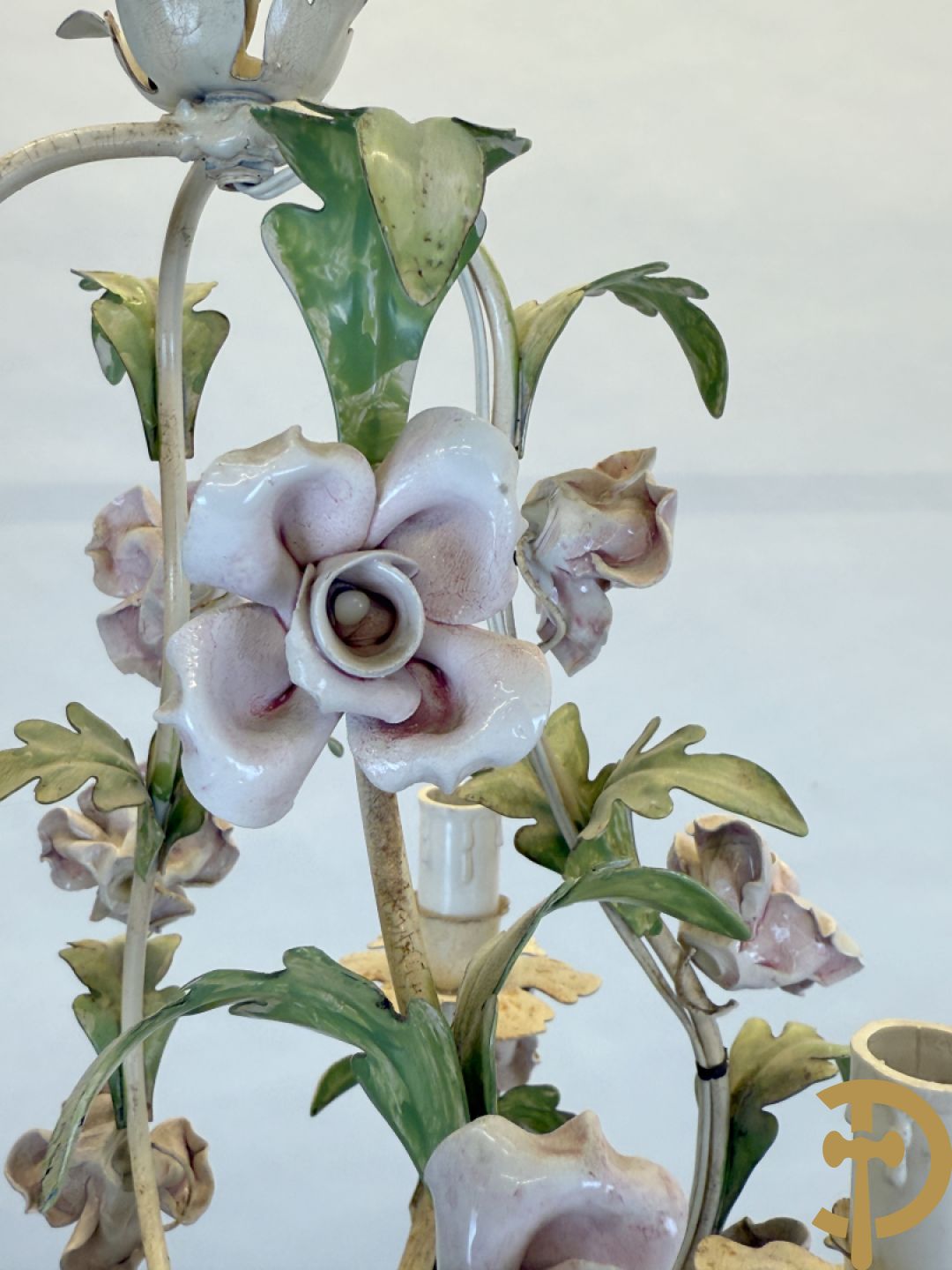 Italiaanse beschilderde smeedijzeren luchter met 4 lichtpunten, bezet met porseleinen bloemmetjes +2 bijhorende applieken