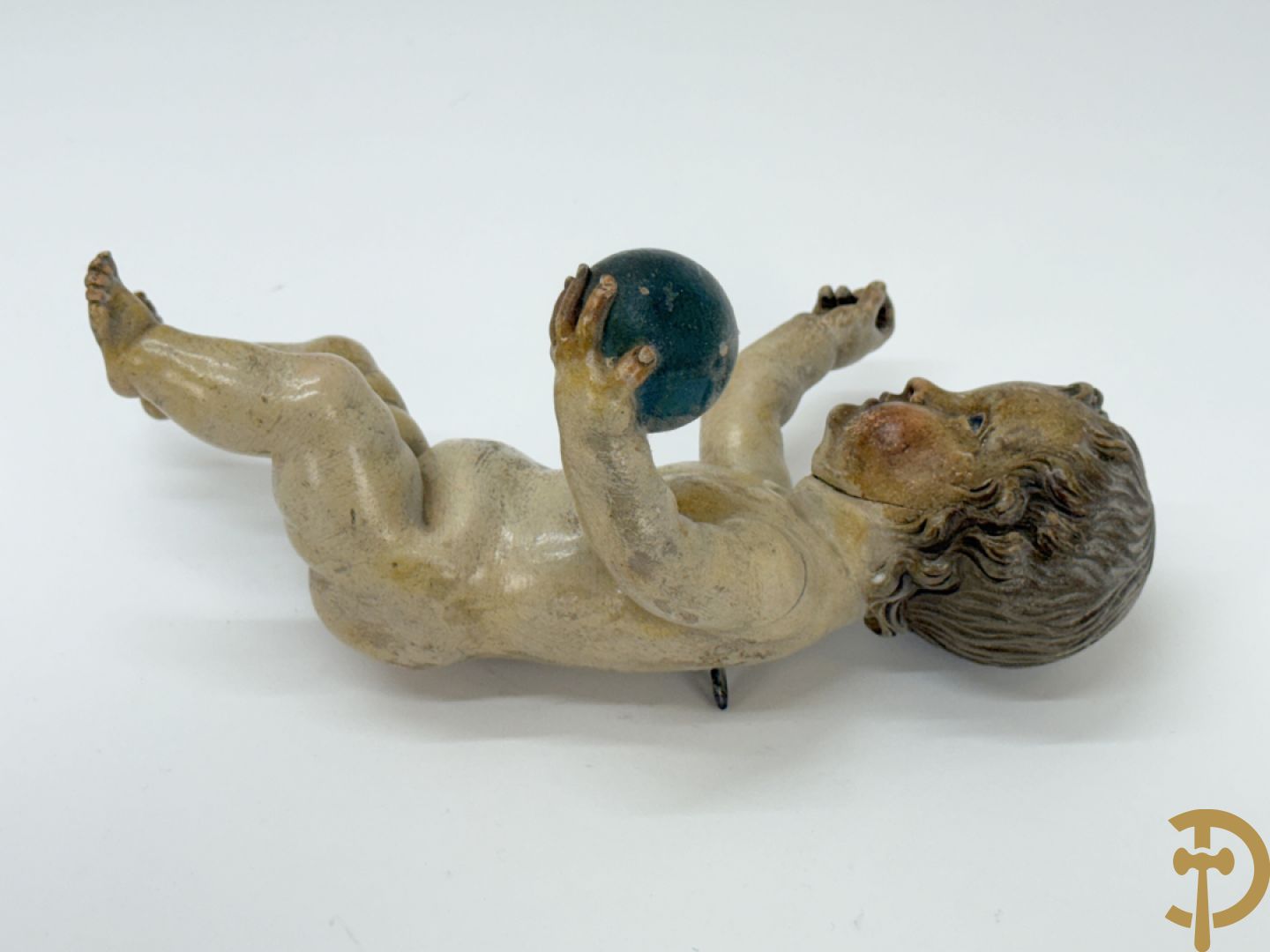 Gepolychromeerde houtsculptuur van kind Jezus met bol, 19e