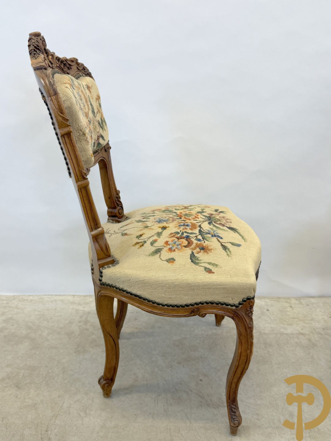 Paar armzetels bezet met petit points + 2 bijhorende stoelen