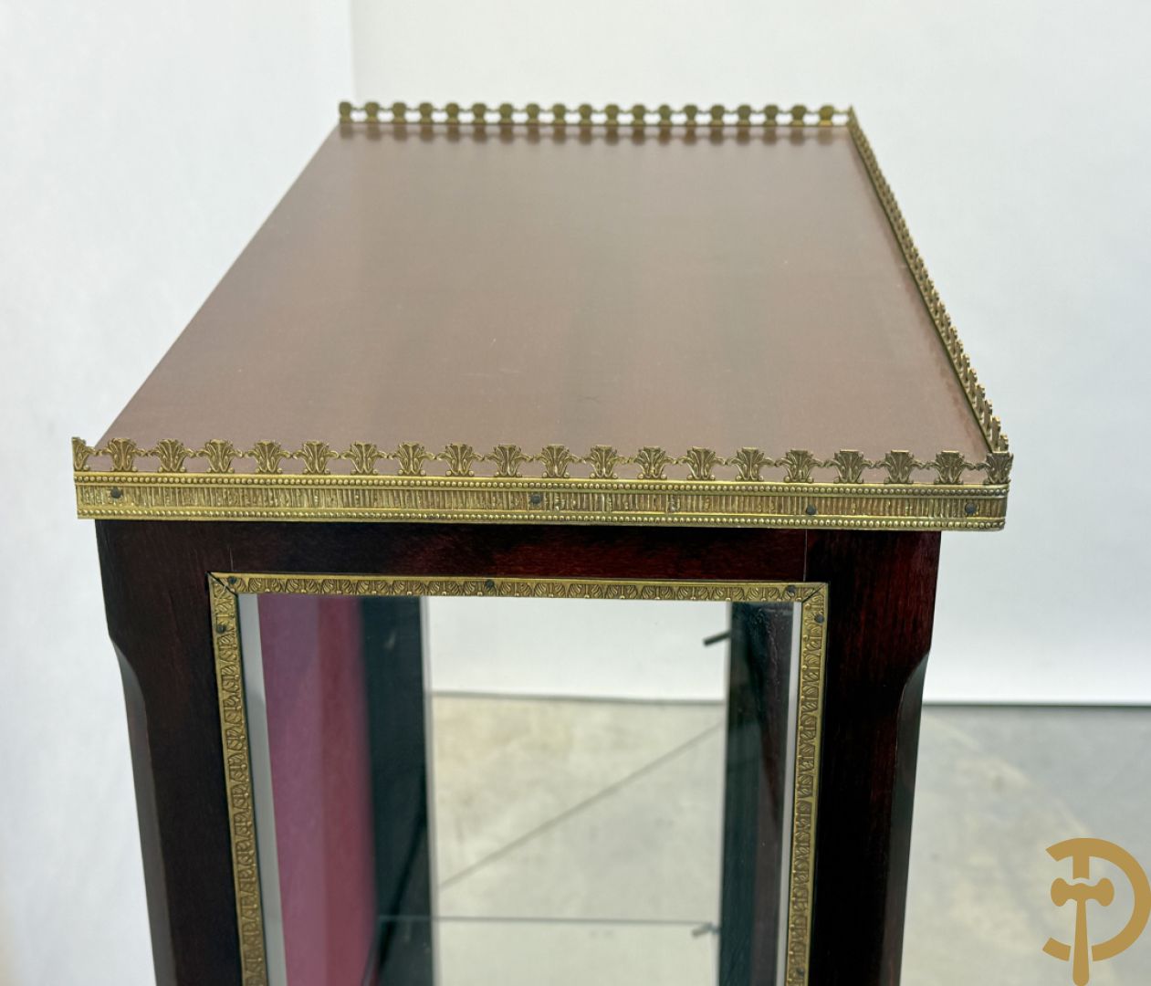 Notelaren vitrine met bloemenmarketterie en bronzen gallerij