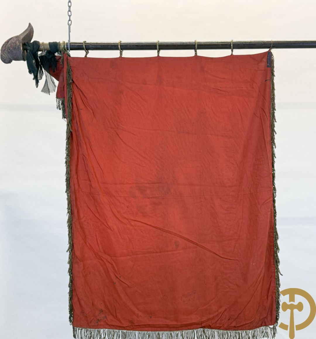 Franse vaandel met gouden gesculpteerde helm bezet bovenaan, Parti Socialiste S.F.I.O. Comité Jean Jaures Lille, gemerkt Fabriqué de Drapeaux de Societés Insignes Moyart-Castin, 3 Rue des Chats Bossus Lille