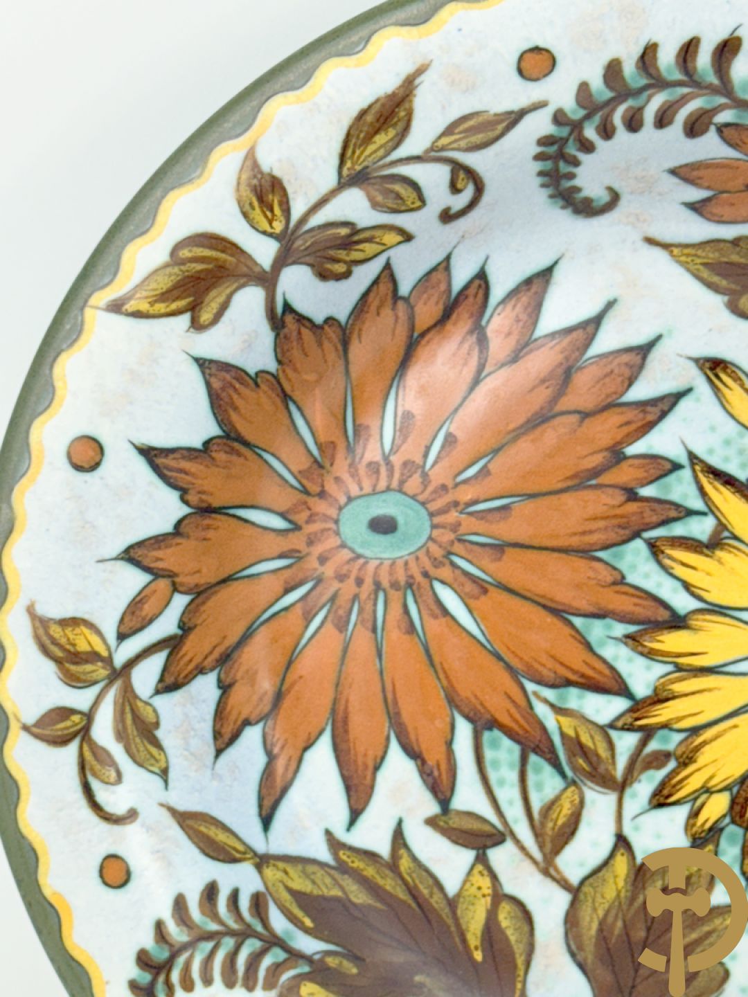 Drie borden in meerkleurige Gouda faience + kandelaar in Gouda faience + 2 vazen in Gouda + bonbonnière Gouda + vaasje Bergen