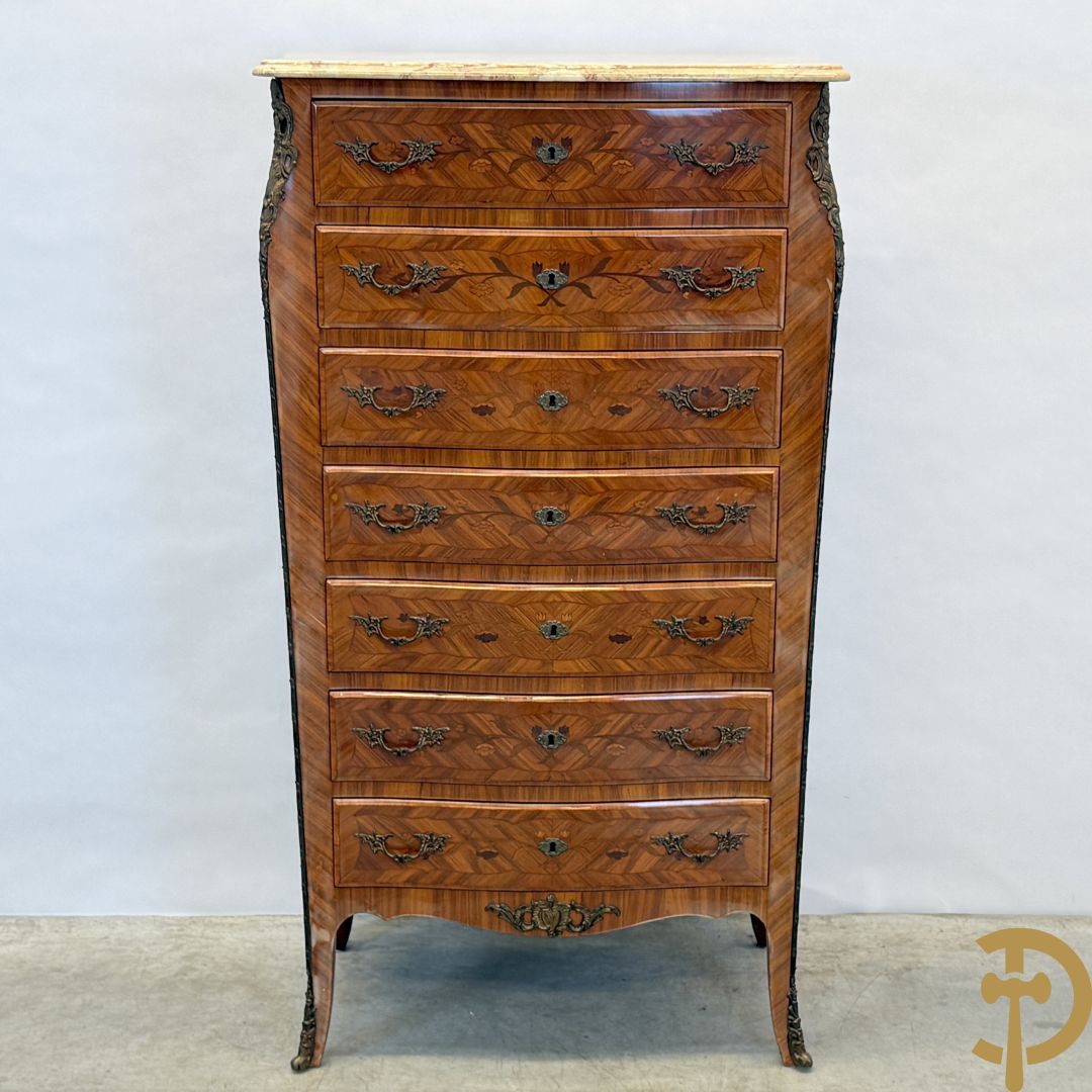 Notelaren zevenladenkast met bloemenmarquetterie en bronzen ornamenten, bovenaan met marmeren blad