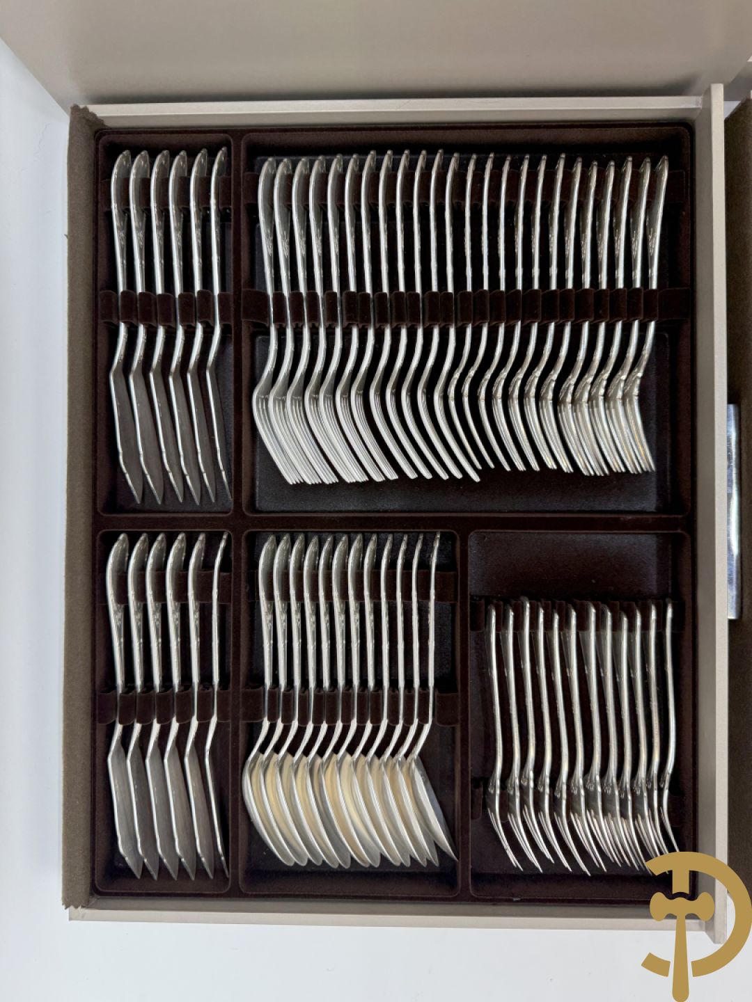 Verzilverd bestek bestaande uit 12 messen, 12 dessertlepels, 12 dessertvorken, 12 taartvorkjes, 12 dessertmessen en 12 visvorken, gemerkt Quaghebeur (Kuurne) dit alles in een in Christofle bestekkoffer ondergebracht