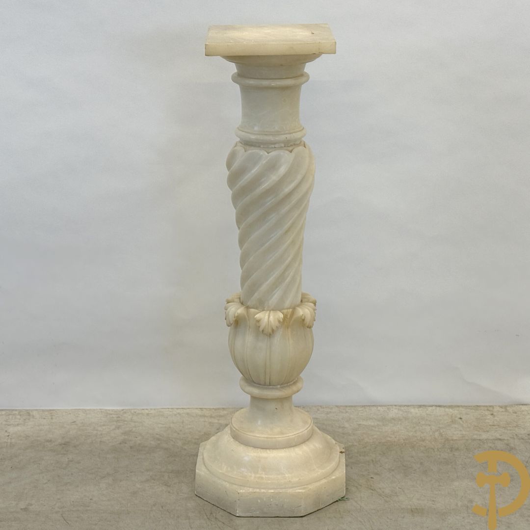 Getorste albast zuil met accanthusranken met draaibare plateau op achthoekige basis